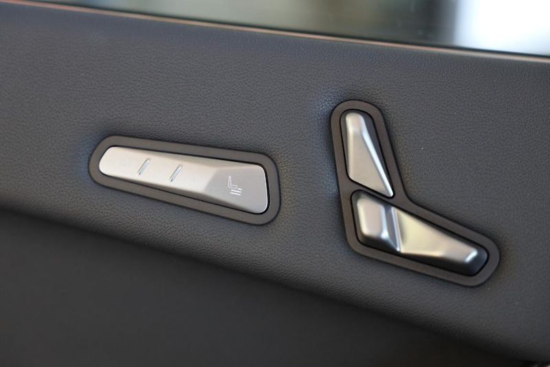 BMW iX xDrive45 - fotka 14 z 17