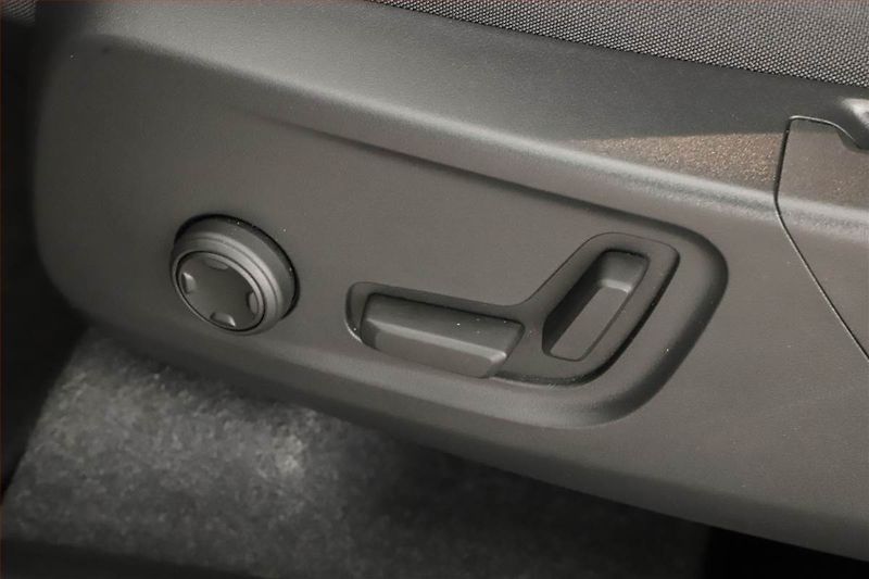 Volvo XC40 (2023) B3 - fotka 16 z 19