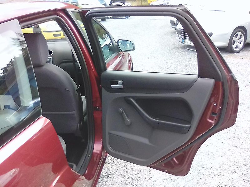 Ford Focus (2005) 2.0i 16V combi, 2majitel - fotka 25 z 30