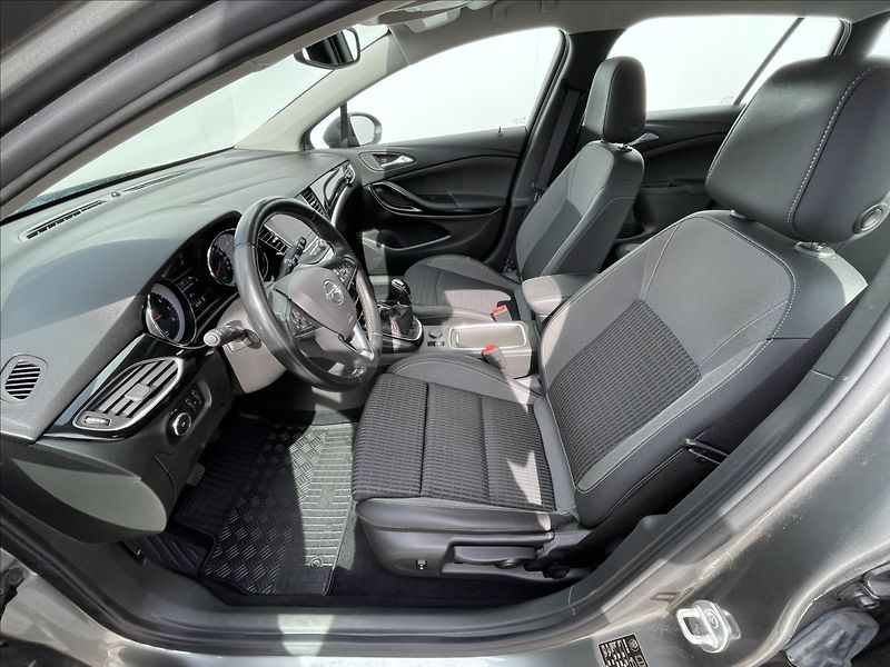 Opel Astra 1,2 Turbo Tourer Elegance ST - fotka 4 z 19