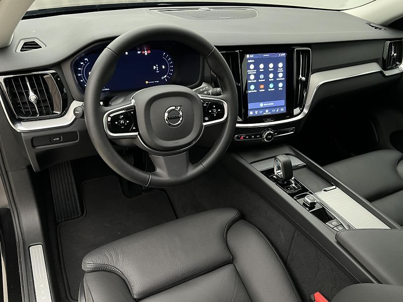 Volvo V60 B4 DARK PLUS AUT - fotka 4 z 45