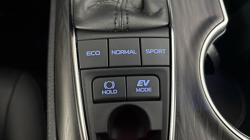 Toyota Camry 2.5 Hybrid AUT Executive - fotka 26 z 26