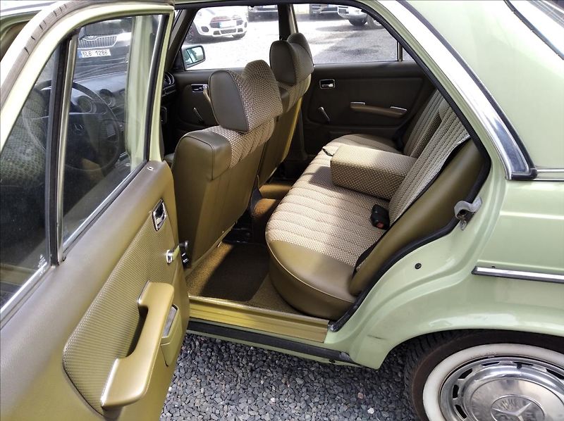Mercedes-Benz 200 2,0   200 D 123 - fotka 9 z 13