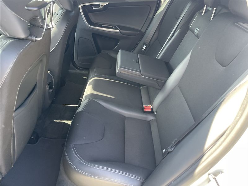 Volvo XC60 2,4 D4 Geartronic Kinetic AWD - fotka 8 z 41