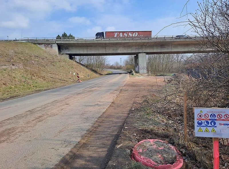 Ve Slaném-Kvíci musí výstavbě nového dálničního mostu ustoupit domy i některé zahrádky s chatkami.