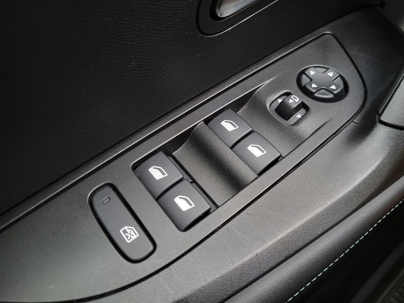 Peugeot 2008 ALLURE 1.2 PureTech 130k EAT8 - fotka 19 z 45