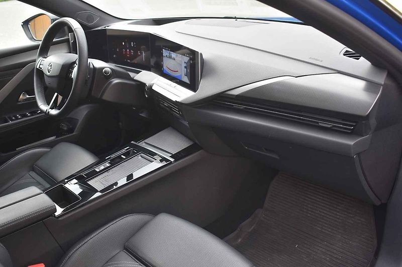Opel Astra je dobře připraven pro dlouhé přesuny i na horších vozovkách.