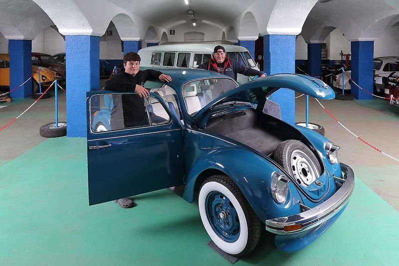 01 - Automobilový nadšenec a sběratel Jaromír Kostlivý otevřel ve Stodu u Plzně nové muzeum veteránů věnované vozům značek Volkswagen Brouk a Porsche. Návštěvníci uvidí naleštěné brouky i auta v procesu renovace, expozice čítá na 40 vozů.