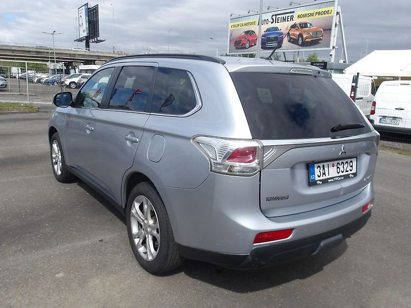Mitsubishi Outlander 2,3DI-D 4x4 ČR 7 MÍST ! 2.MAJ. - fotka 14 z 39