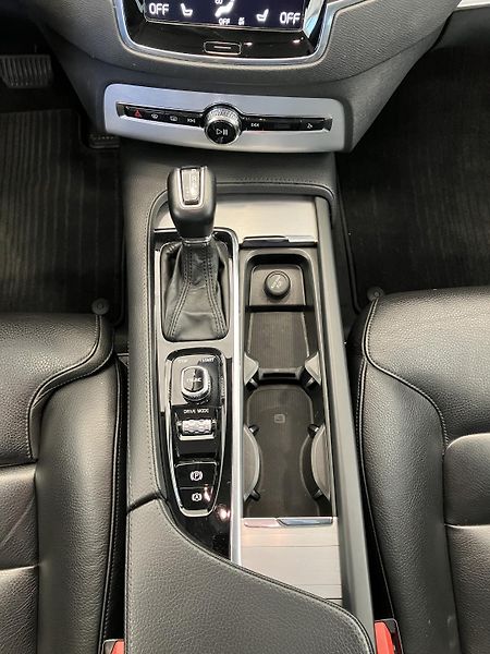 Volvo XC90 D5 AWD Momentum AT8, ČR - fotka 20 z 50