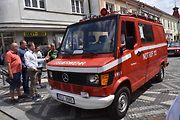 Ze startu XIV. Slánského okruhu - průjezd Londou.