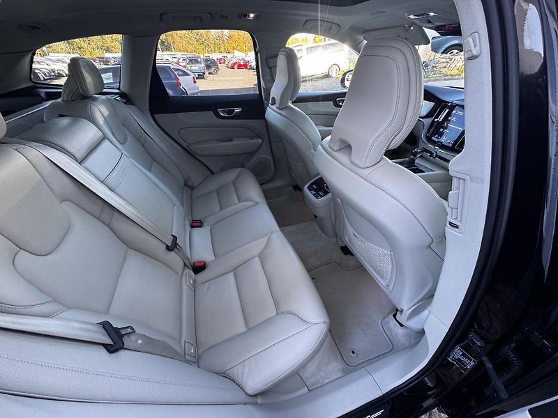 Volvo XC60 FWD B5/vzduch/4*klima/PANO/  - fotka 19 z 43