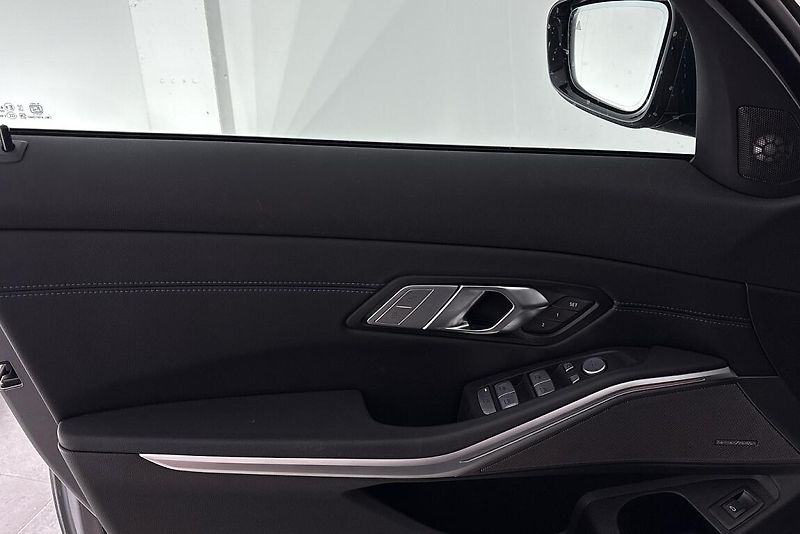 BMW Řada 3 řady 3 | 320d xDrive - fotka 16 z 23