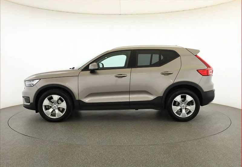 Volvo XC40 (2021) B4 - fotka 3 z 17