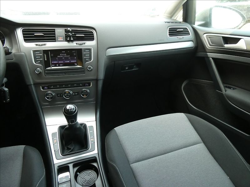 Volkswagen Golf 1,2 TSi 81kW auto klima, závěs - fotka 28 z 50