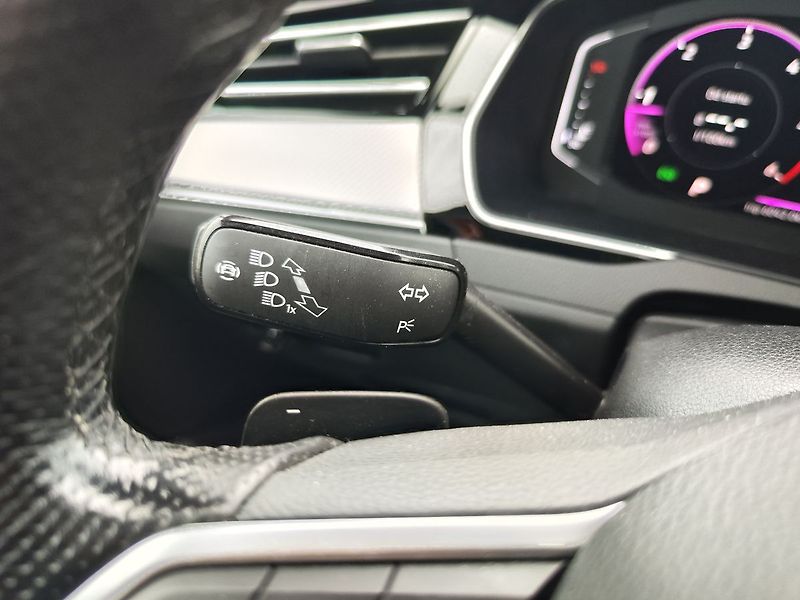 Volkswagen Passat 2.0 TDI/140kW R-Line DSG - fotka 29 z 37