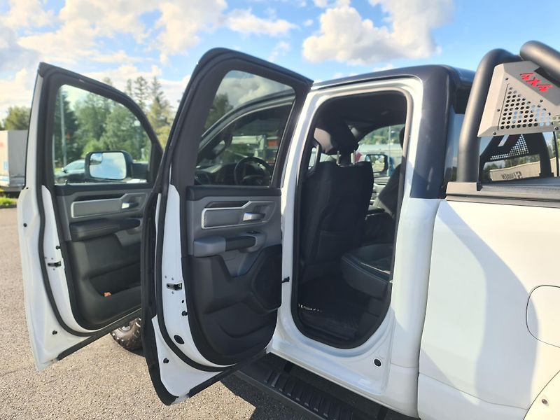Dodge RAM 1500 (2022) 5.7 HEMI 4x4 BIGHORN LPG - fotka 30 z 67