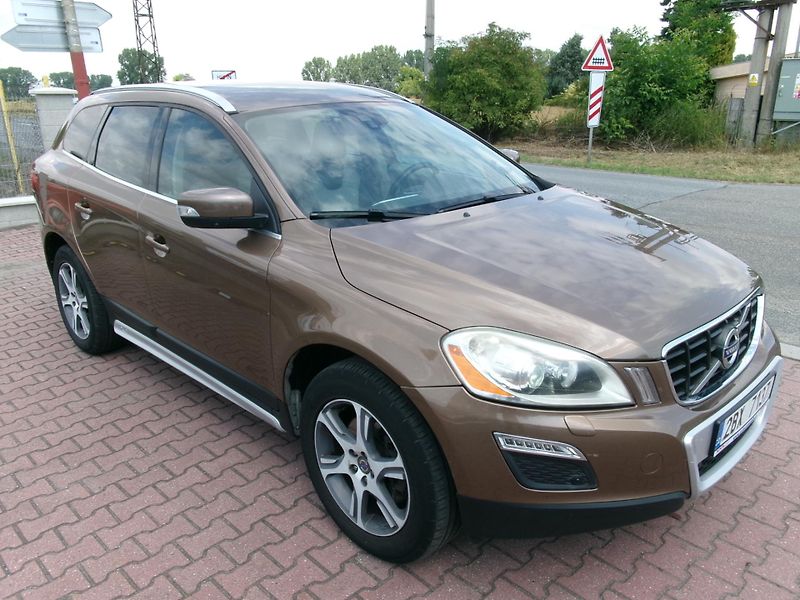 Volvo XC60 (2012) 2,4 D5 SUMMUM 169kW AC NAVI - fotka 12 z 37