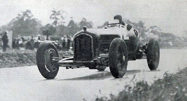 Louis Chiron v plné jízdě s Alfou Romeo P3 při Grand Prix I´ACF 1934., zdroj: Wikimedia Commons, Omnia, volné dílo