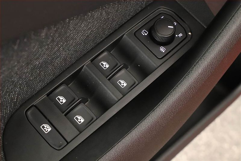 Škoda Scala (2023) Style 1.0 TSI, ČR,1.maj - fotka 9 z 19