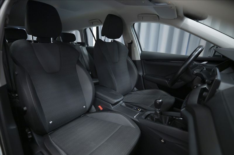 Škoda Octavia 2,0 TDI 1. MAJ ČR VÝHŘEV DPH - fotka 9 z 42