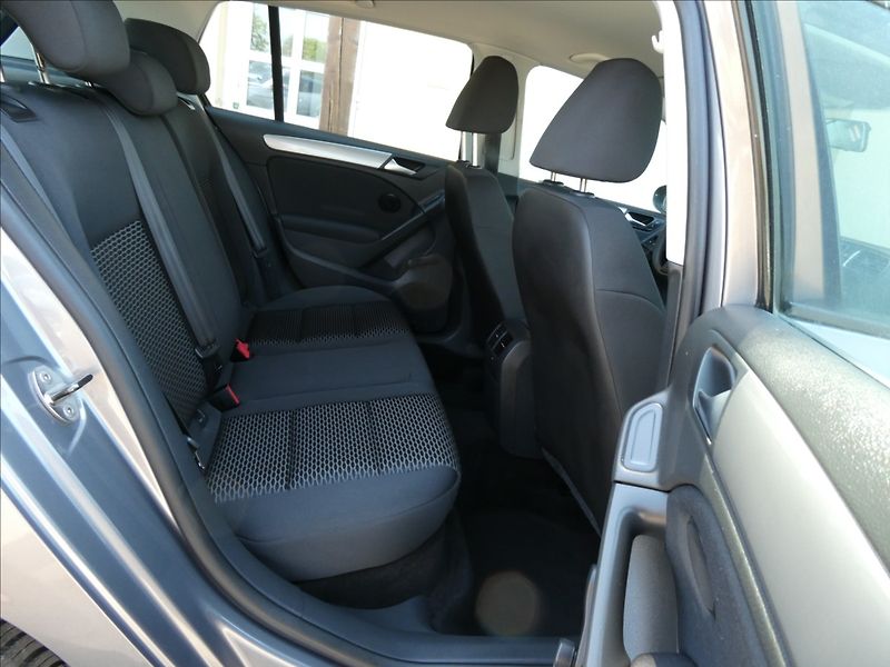 Volkswagen Golf 1,6 MPi 75kW DSG klima - fotka 26 z 40