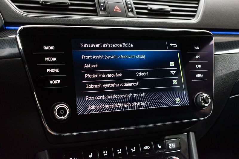 Škoda Superb 2.0 TDI 4x4*SPORTLINE*CANTON* - fotka 35 z 46