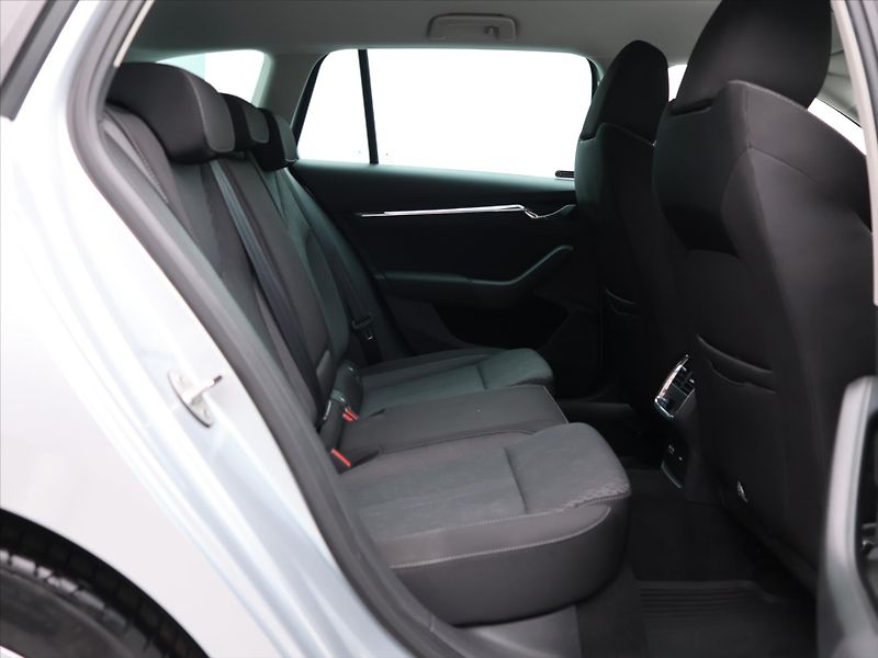 Škoda Octavia 2,0 TDI 110kW DSG Style 4x4 CZ - fotka 12 z 23
