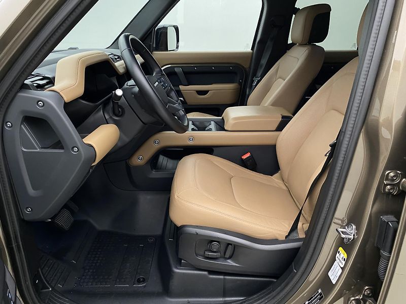 Land Rover Defender 110 D300 X-DYNAMIC HSE AWD CZ - fotka 3 z 54