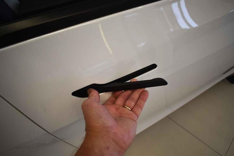 Jedna z prvních Tesel Model Y v showroomu v Čestlicích