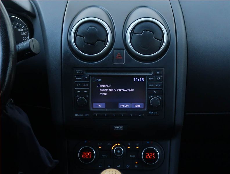 Nissan Qashqai (2012) Acenta 1.6 dCi, 4X4, 7 míst - fotka 12 z 22