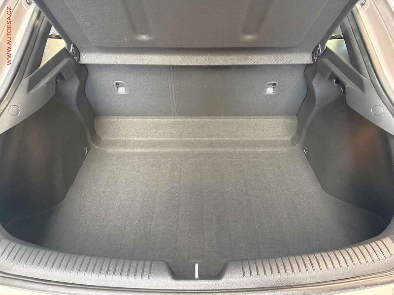 Hyundai i30 (2018) 1.0TGDi, 1.maj,ČR, STK7/28 - fotka 7 z 14