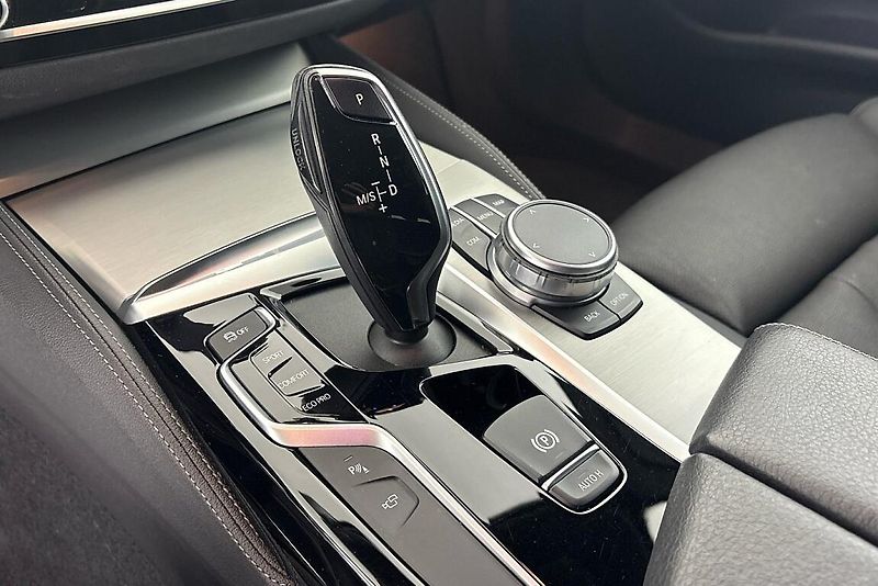 BMW Řada 5 530d xDrive - fotka 11 z 27