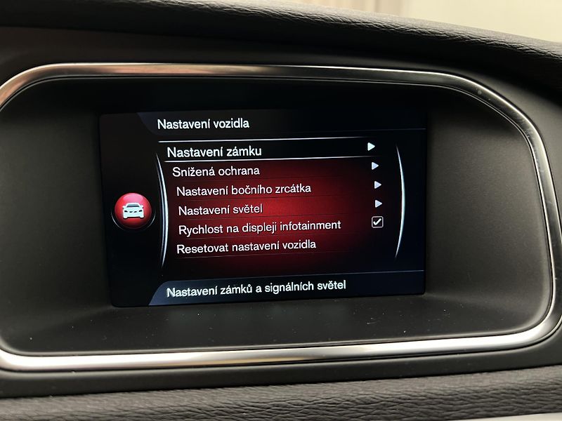 Volvo V40 D2 MOMENTUM - fotka 30 z 34