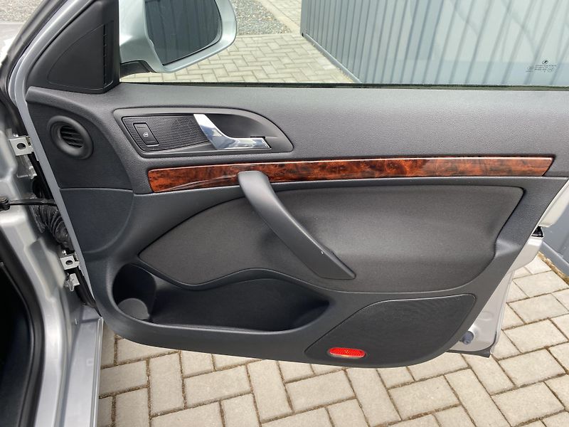 Škoda Octavia 1.4 TSI 90kW -ELEGANCE-PDC-ALU - fotka 39 z 44