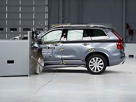 Volvo XC90 během testu IIHS.