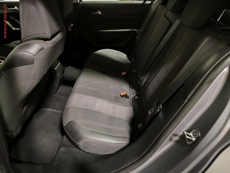 Peugeot 308 (2018) 1.2PT, Allure, navi - fotka 10 z 17
