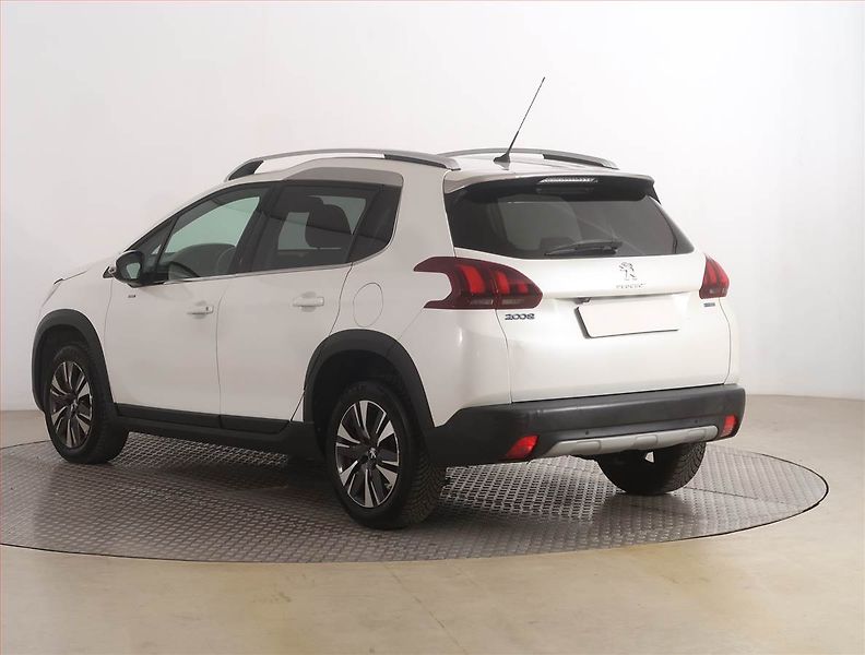 Peugeot 2008 (2017) Style 1.2 PureTech, Automat - fotka 4 z 15