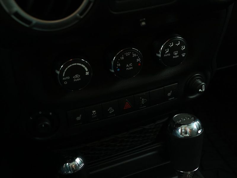Jeep Wrangler 2,8 CRD 147 kW Unlimited Sport - fotka 23 z 33
