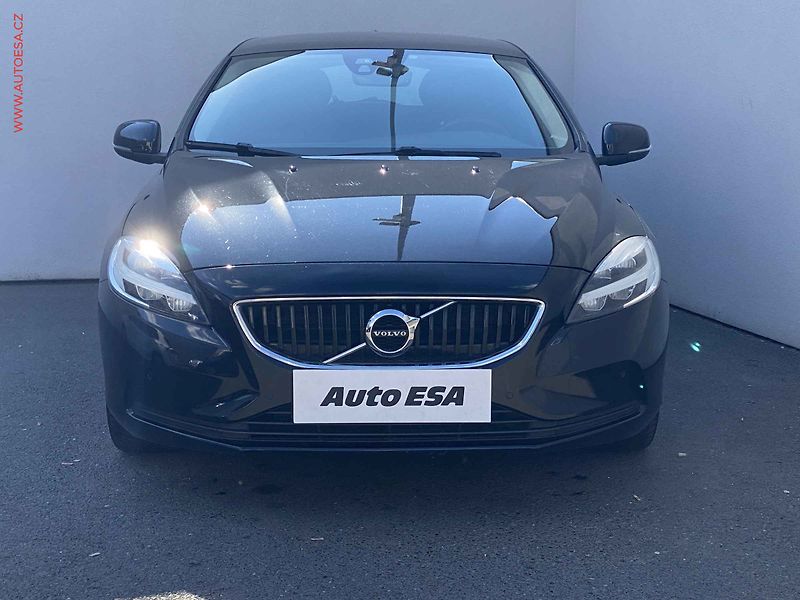 Volvo V40 (2019) 2.0 D2, AT, LED, kůže, panor - fotka 2 z 18