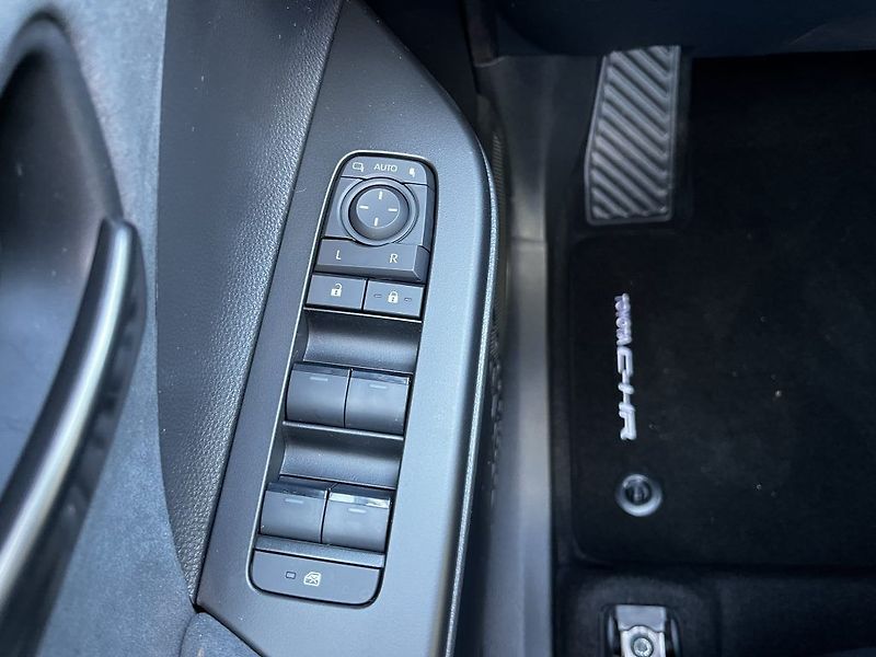 Toyota C-HR 2.0 Plug-in Hybrid Executive - fotka 29 z 34