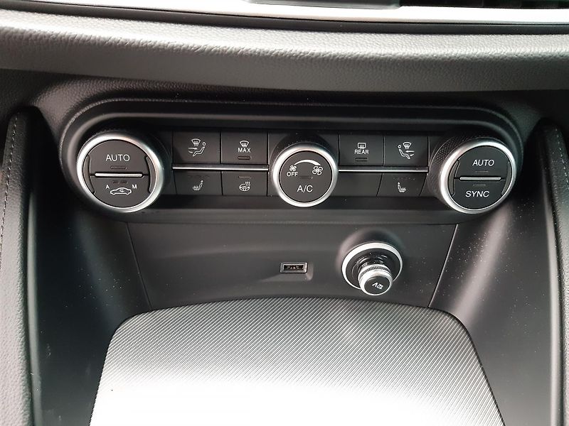 Alfa Romeo Stelvio (2025) Veloce 4x4 2,2 MTJ  210PS - fotka 24 z 34
