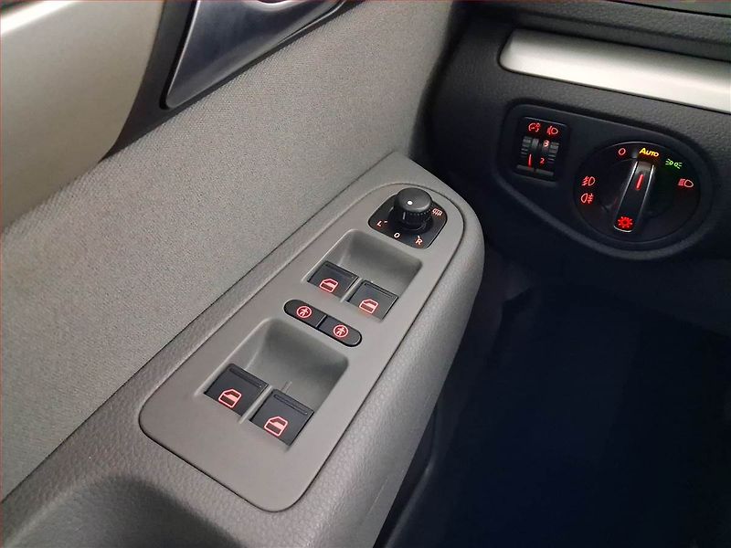 Seat Alhambra (2013) 2.0 TDI, 7 míst, Navi - fotka 18 z 20