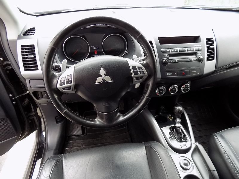 Mitsubishi Outlander (2012) 2.2DI-D/AWD/1.Maj.ČR/7.míst/ - fotka 29 z 45