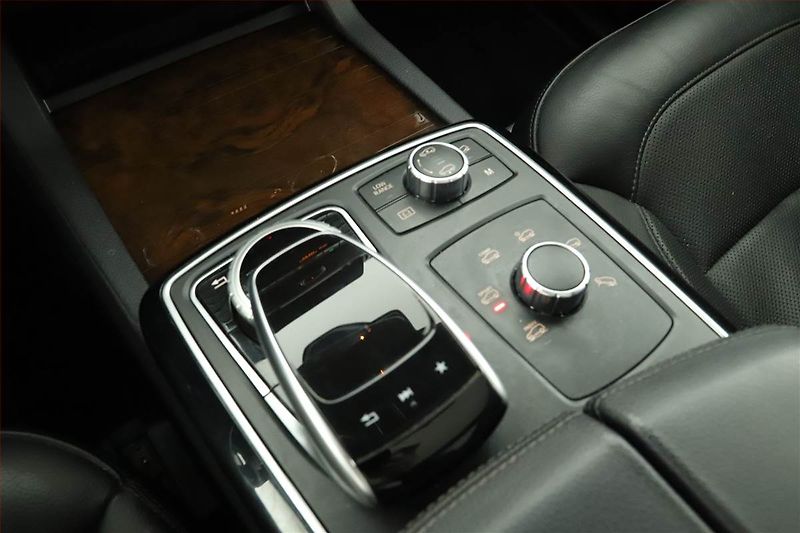Mercedes-Benz GLS (2018) 500 4MATIC - fotka 17 z 22