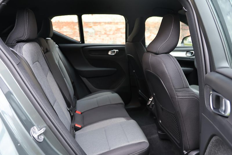 Volvo XC40 (2025) Plus, B3 Mild hybrid,rezervace - fotka 9 z 19