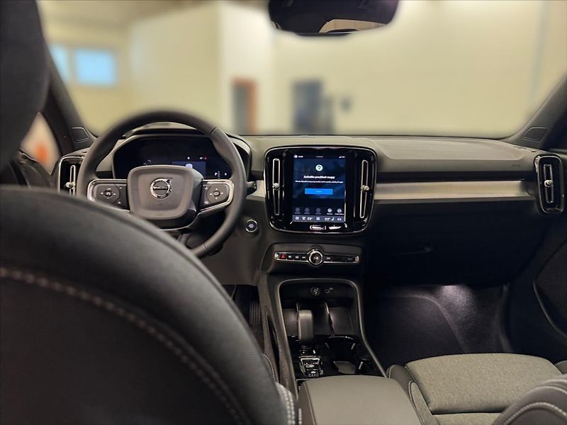 Volvo XC40 (2026) 2,0 B3 Black Edition 7964 - fotka 10 z 15