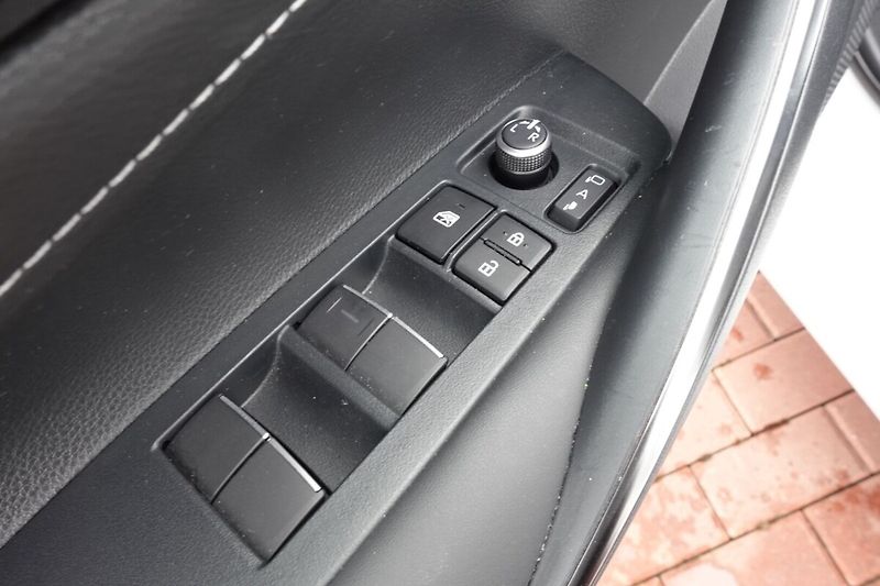 Toyota Corolla ZLEVNĚNO 2,0HSD Style - fotka 10 z 32