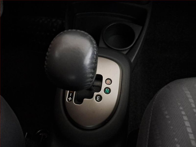 Toyota Yaris (2009) 1.33 Dual VVT-i, Automat - fotka 13 z 15