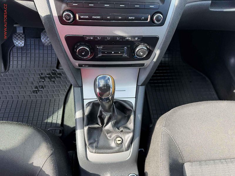 Škoda Octavia (2012) 1.6 TDi, ČR, AC - fotka 15 z 15